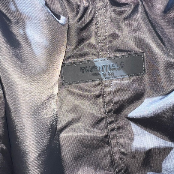 FEAR OF GOD ESSENTIALS ESSENTIALS RUNNING SHORT
- IRON, LIKE NEW - Picture 4 of 6